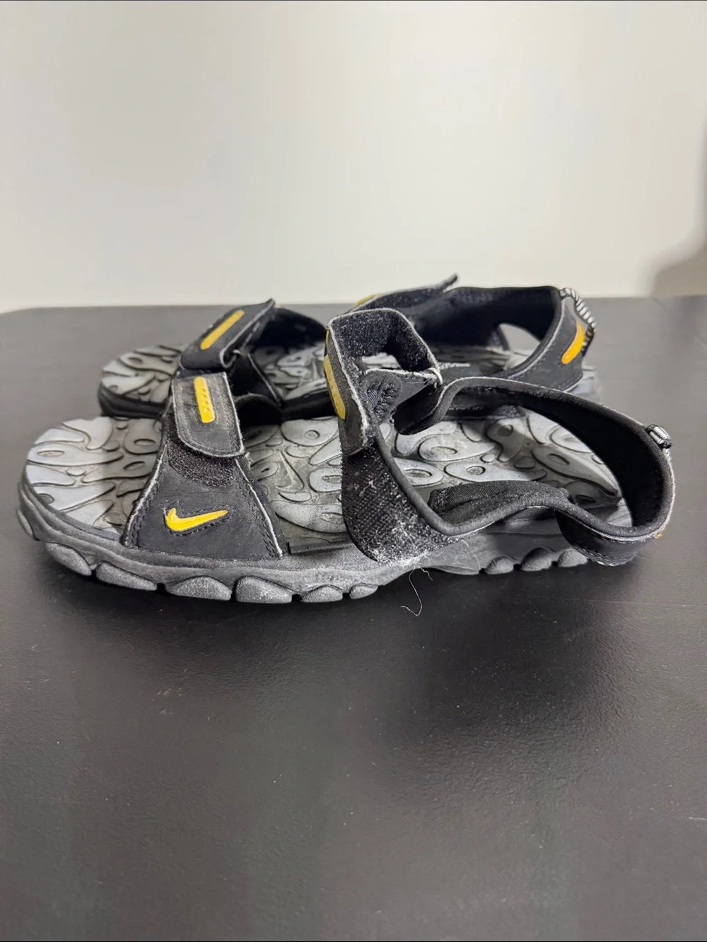 Nike ACG mens 11 black yellow strap outdoor sandal shoes EUC